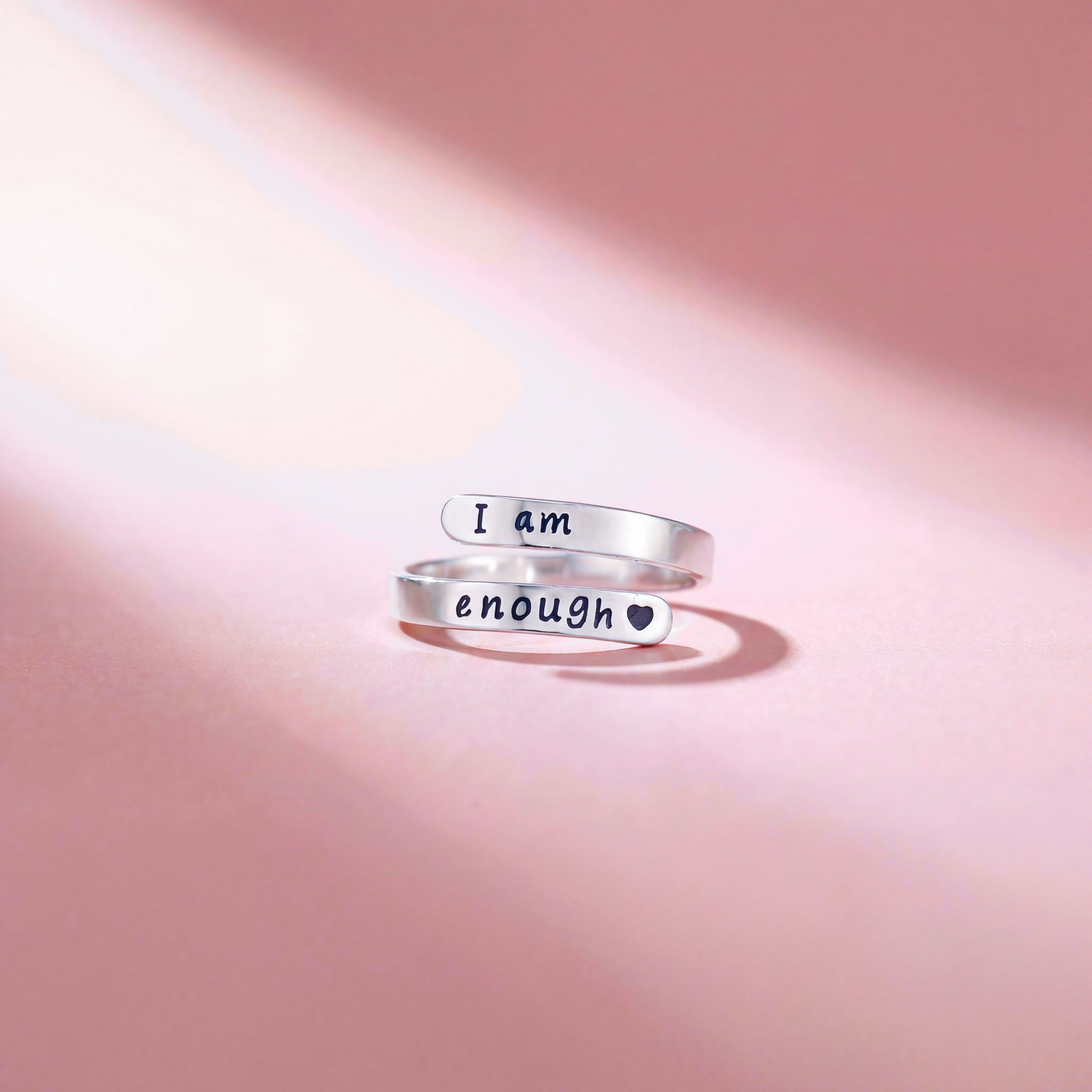 I Am Enough Ring Silber mit Gravur auf rosa Hintergrund