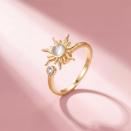 Fidget Sun Flower Ring Gold mit milchig weißem Stein auf rosa Hintergrund