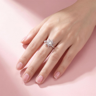 Frauenhand mit Fidget Sun Flower Ring Silber am Ringfinger