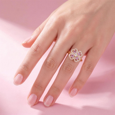 Fidget Amethyst Ring Gold getragen an der Hand – Anti-Stress Ring mit drehbarer lila Kristallblüte