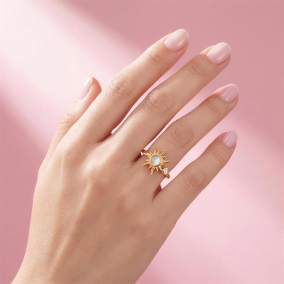 Fidget Sun Flower Ring Gold getragen an der Hand – Anti-Stress Ring mit drehbarer Sonnenblume auf rosa Hintergrund